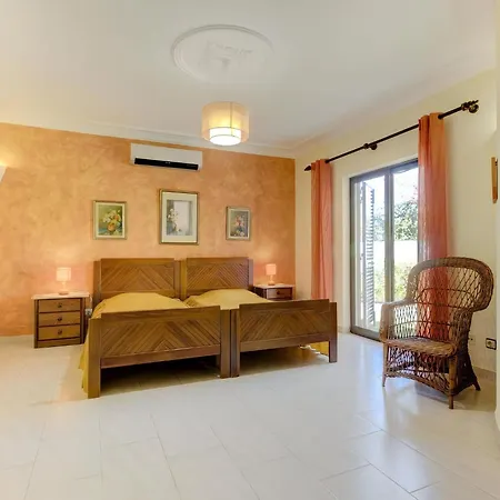 Villa Casa Vilamoura: 5-bedroom With Ac And Pool Near