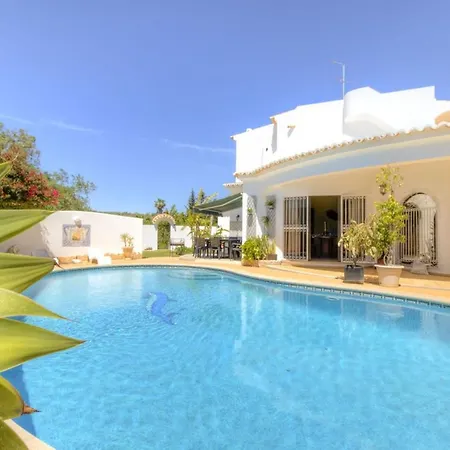 Casa Is A Lovely 5 Bedroom With Ac And Private Pool Within Easy Distance Of Of V *
